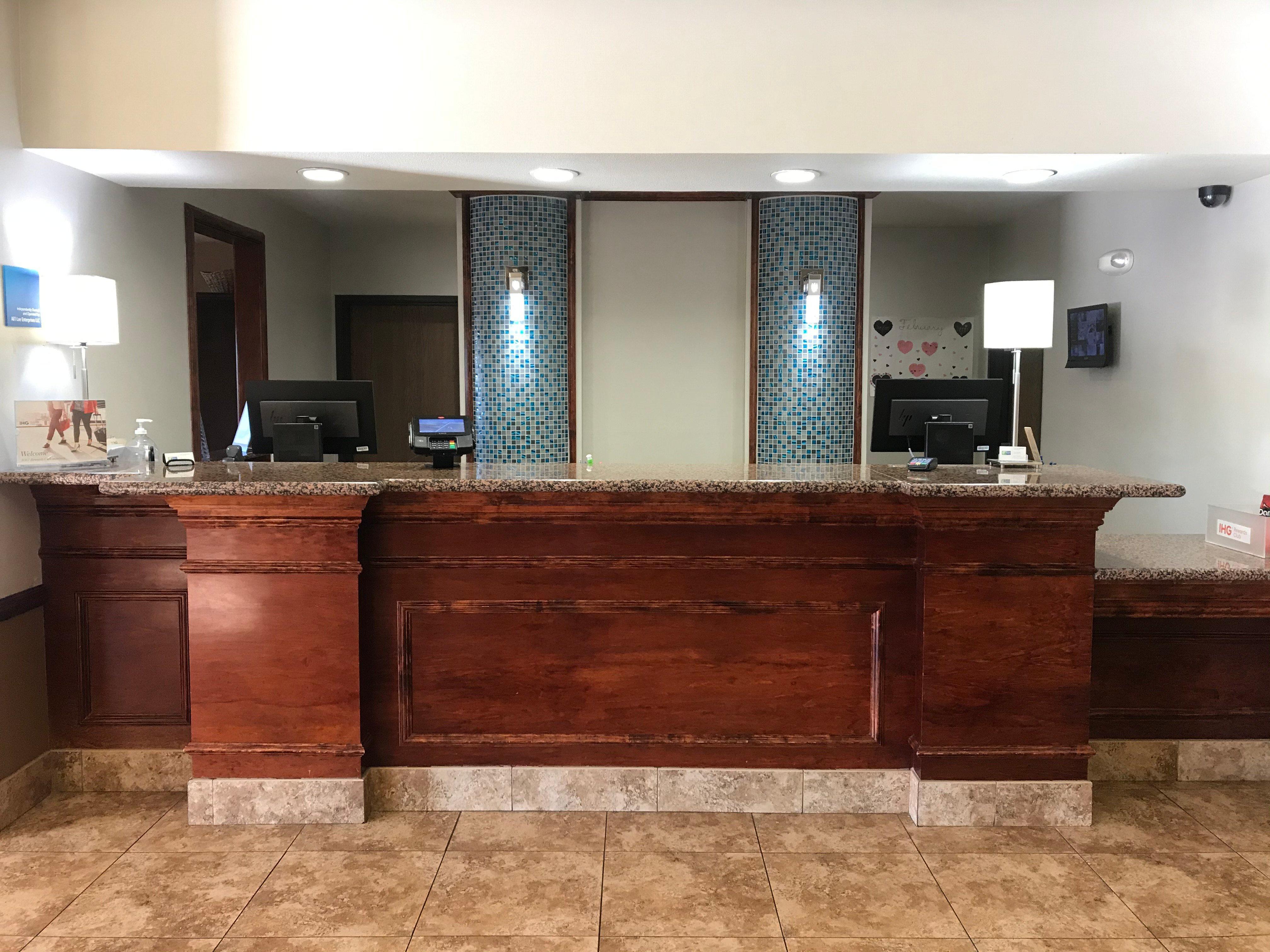 巴斯托快捷假日套房酒店 外观 照片